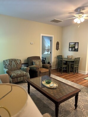 Living area - Bungalow on the Bluff (Bluffton)