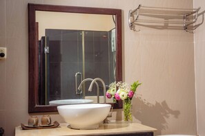 個別の浴槽とシャワー、レインフォールシャワ ー、バスアメニティ (無料)、ヘアドライヤー