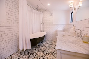 淋浴设施、吹风机、毛巾、肥皂