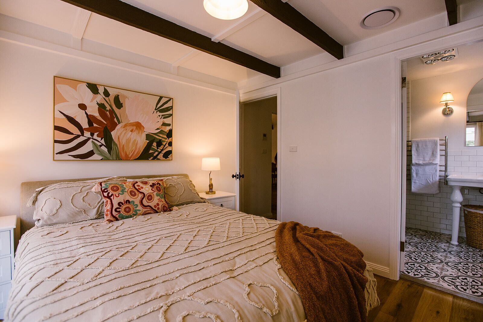 3 habitaciones, tabla de planchar con plancha, wifi y ropa de cama 