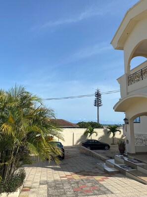 Property grounds - Hilltop Grandeur: 8-Bedroom With Stunning Views of Accra and Pambros Waters (Greater Accra Region)