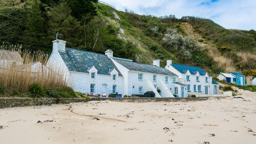 Hen Dafarn -  an on the beach that sleeps 5 guests  in 3 bedrooms
