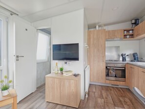 Kjøleskap, ovn og kjøkkenutstyr