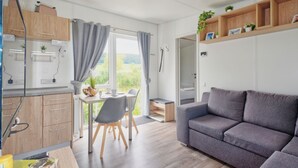 Un espacio moderno para vivir con cocina, comedor y sofá.