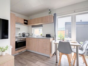 Fridge, oven, cookware/dishes/utensils