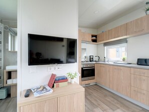 Kjøleskap, ovn og kjøkkenutstyr