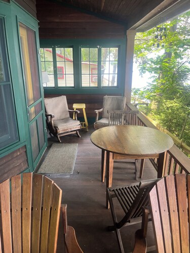 Stunning cottage on Cayuga Lake, near wineries, waterfalls, Cornell University 