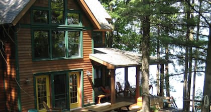 Stunning cottage on Cayuga Lake, near wineries, waterfalls, Cornell University