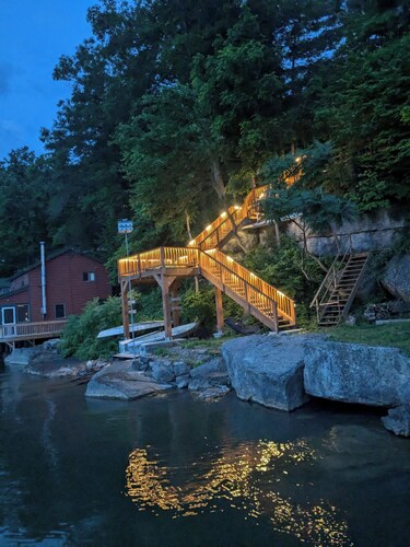 Stunning cottage on Cayuga Lake, near wineries, waterfalls, Cornell University 