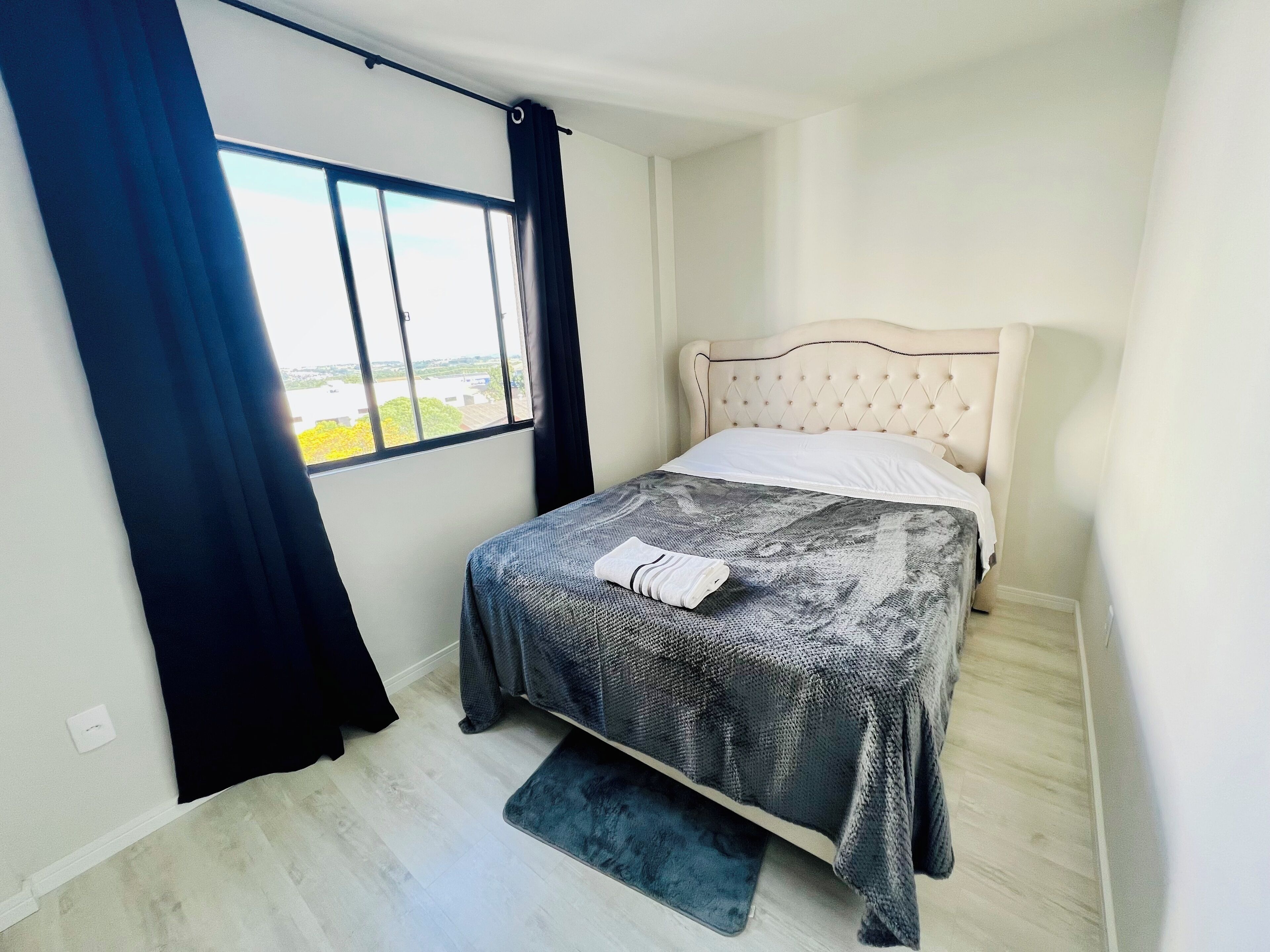 3 habitaciones, tabla de planchar con plancha y cuna de viaje 