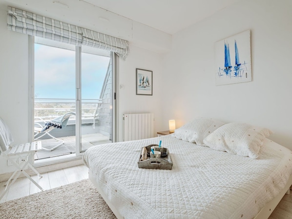 3 bedrooms, travel cot, free WiFi, bed sheets