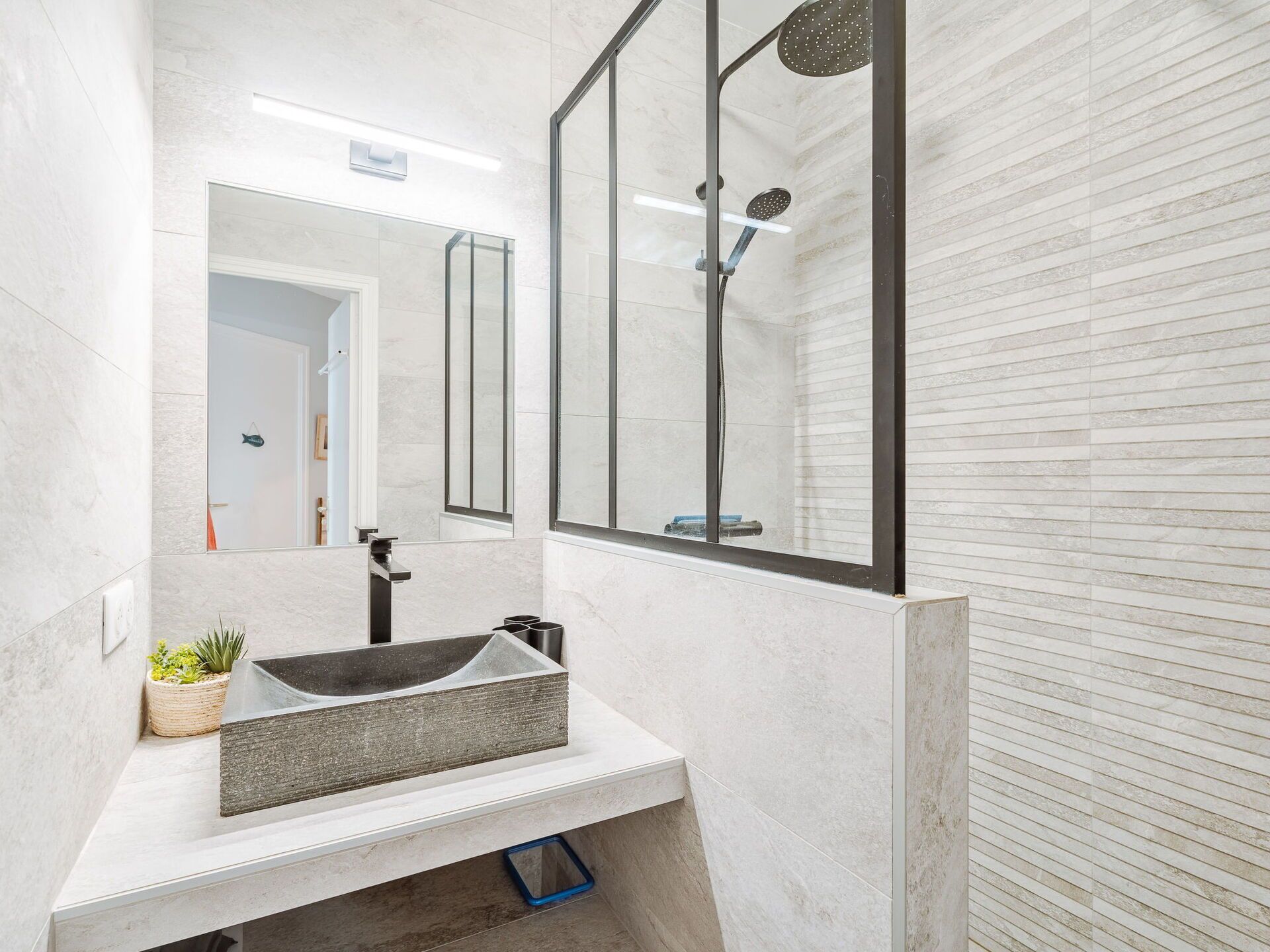 Séchoir à cheveux, serviettes fournies