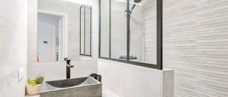 Séchoir à cheveux, serviettes fournies