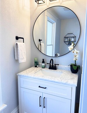 Doccia, asciugacapelli, asciugamani, carta igienica