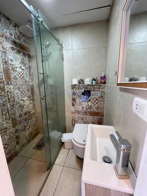Shower, hair dryer, towels - Jounieh Cozy Apartment with Sea View (Jounieh)