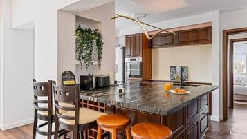 Refrigerador, horno, placa de cocina, lavavajillas