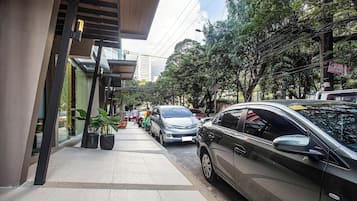 Vista frontal de la propiedad