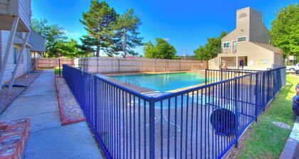 Cozy Updated Cove of Heaven, 5 mins from Lake Hefner and mall. Centrally located