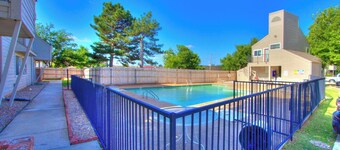 Cozy Updated Cove of Heaven, 5 mins from Lake Hefner and mall. Centrally located