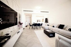 Een smart-tv en een stereo