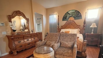 1 habitación, caja de seguridad en la habitación y escritorio