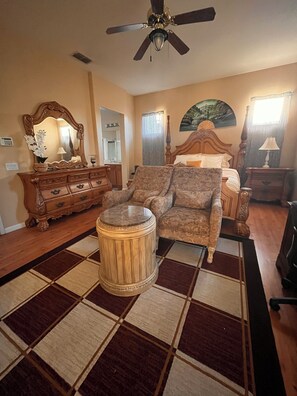 1 soveværelse, pengeskab på værelset, skrivebord, strygejern/strygebræt