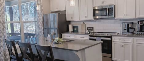 Een microgolfoven, een oven, een kookplaat, een vaatwasser