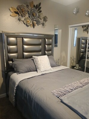 3 bedrooms, iron/ironing board, WiFi, bed sheets - Peaceful home in Estrella Mountains with beautiful lake for walking  (Goodyear)