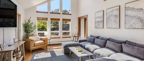 Smart-TV, Kamin, Arbeitsbereiche