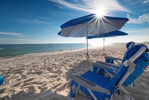 Una playa cerca, sillas reclinables de playa, toallas de playa