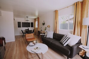 スマートテレビ、暖炉、DVD プレーヤー、書庫