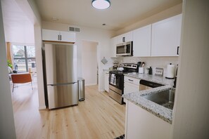 Refrigerador, microondas, horno, placa de cocina