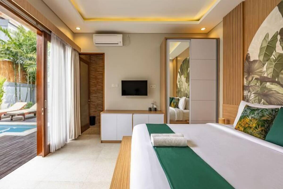 Desk, laptop workspace, free WiFi, bed sheets