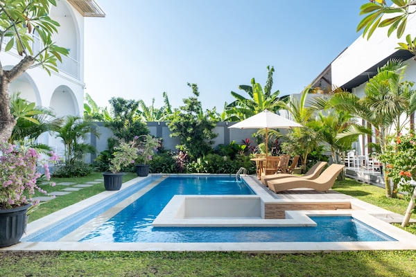 Una piscina al aire libre