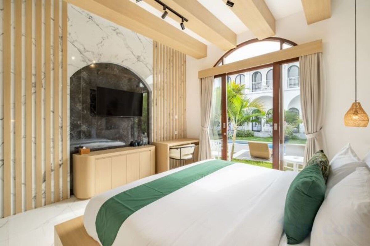 Desk, laptop workspace, WiFi (free), bed sheets