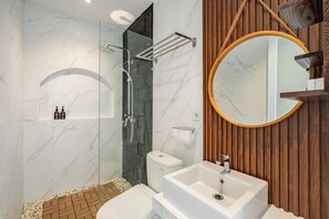 Shower, hydromassage showerhead, free toiletries, towels - Cove Ume Nerus Residences & Villa (Canggu)