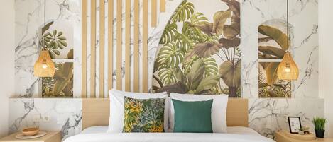 Une chambre avec un lit, deux tables de chevet, un mur orné d’un motif en marbre, un mur avec des lambris en bois et une fresque représentant des plantes tropicales.