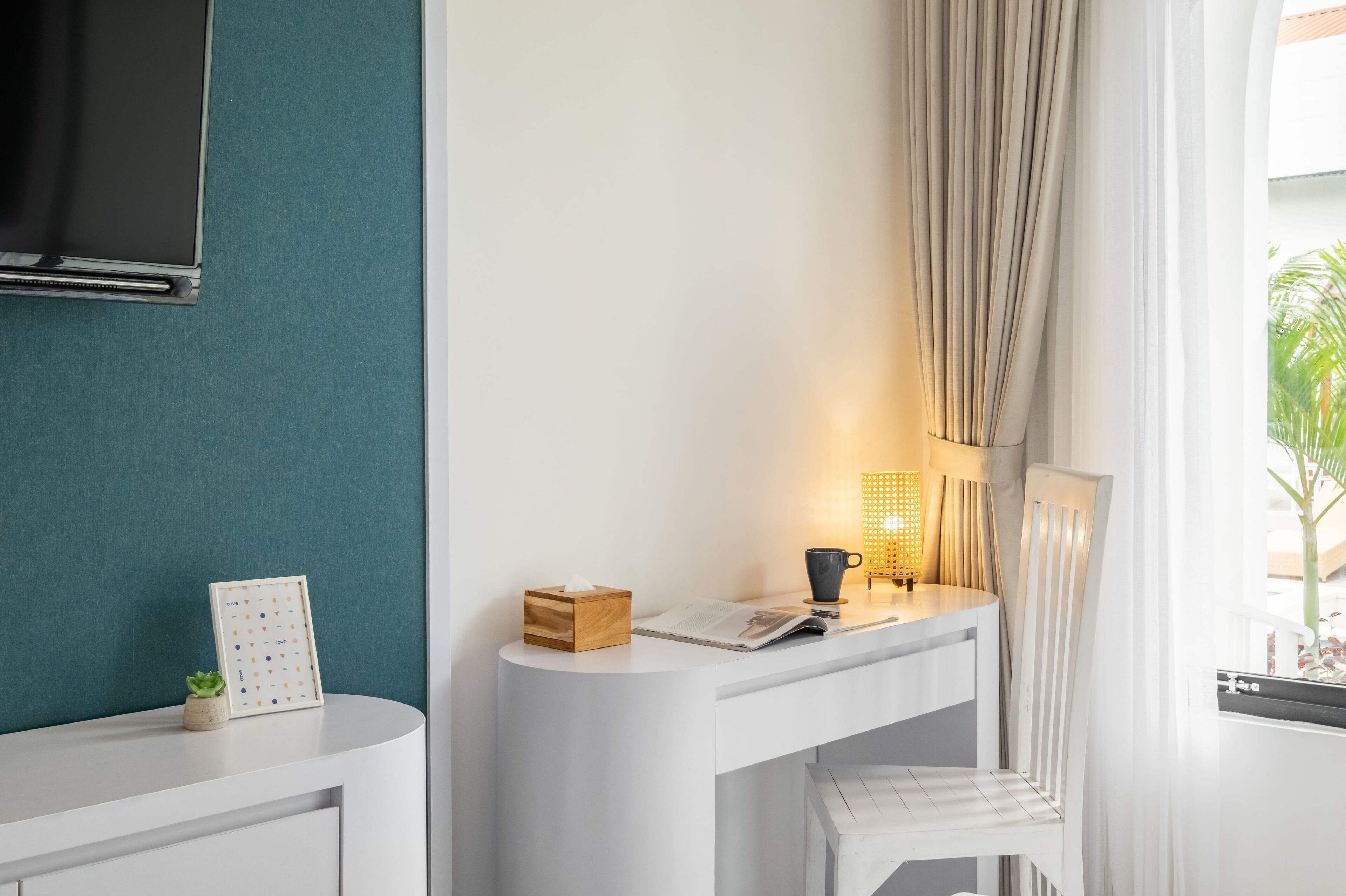 Escritorio, espacio para trabajar con laptop y wifi gratis 