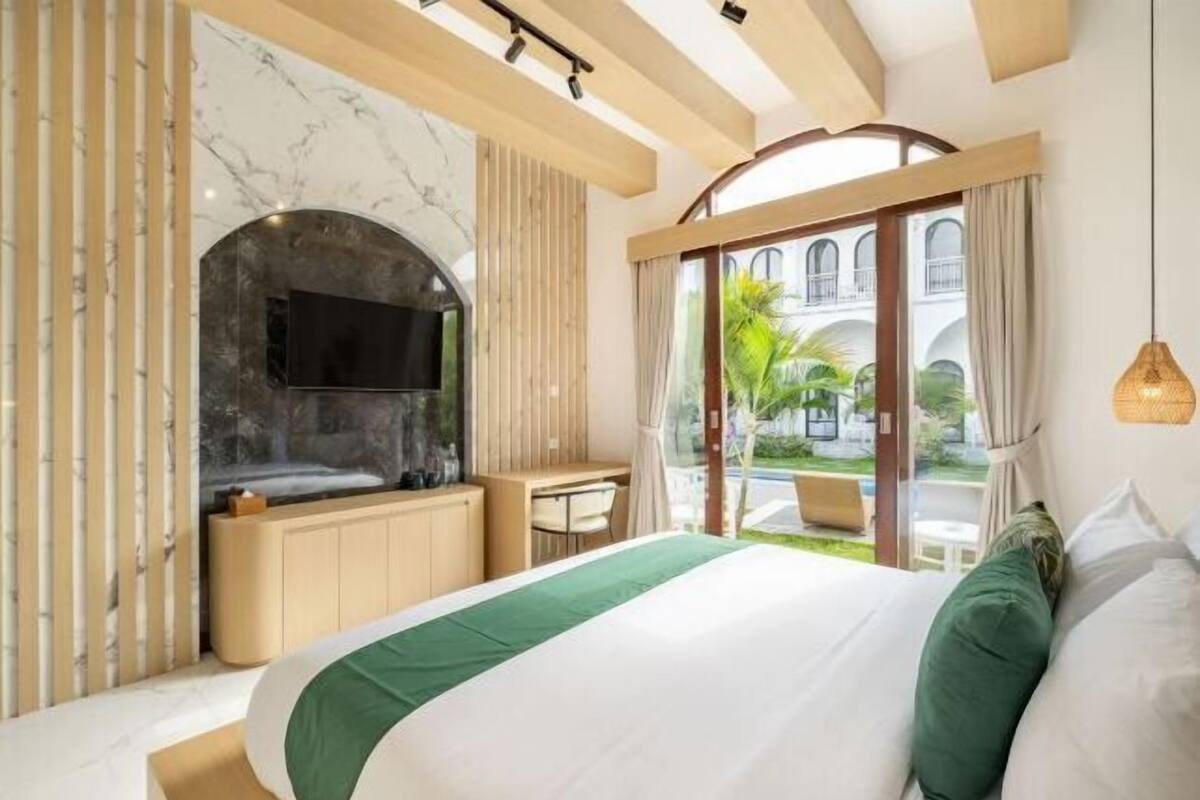 Desk, laptop workspace, free WiFi, bed sheets