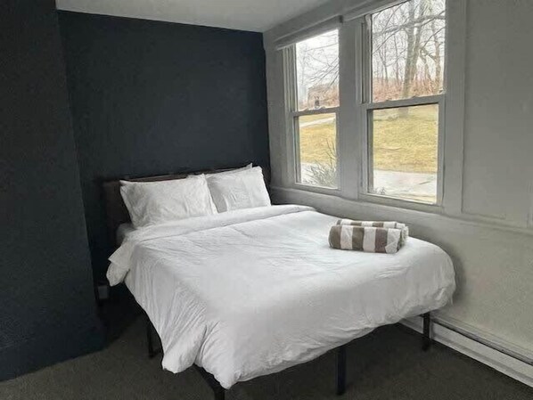 Työpöytä, silitysrauta/-lauta, Wi-Fi, vuodevaatteet