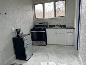 Jääkaappi, mikroaaltouuni, liesi, kahvin-/teenkeitin