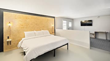 Desk, iron/ironing board, WiFi, bed sheets