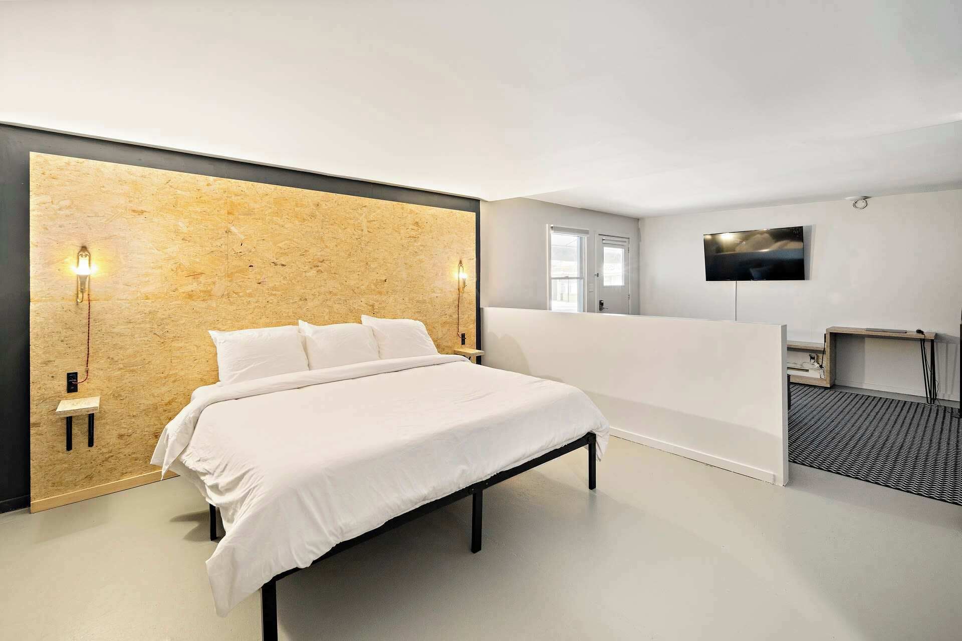 Desk, iron/ironing board, WiFi, bed sheets