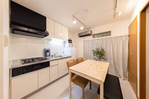 Fridge, microwave, stovetop, electric kettle - UI HOUSE@Minamihorie (1 building rental / 2 stations 4 min. to Namba / walking distance to Kyocera Dome) (大阪市)