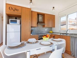 Een koelkast, een magnetron, een oven, een vaatwasser