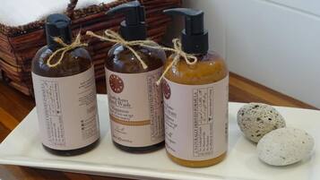 吹风机、毛巾、肥皂、洗发水