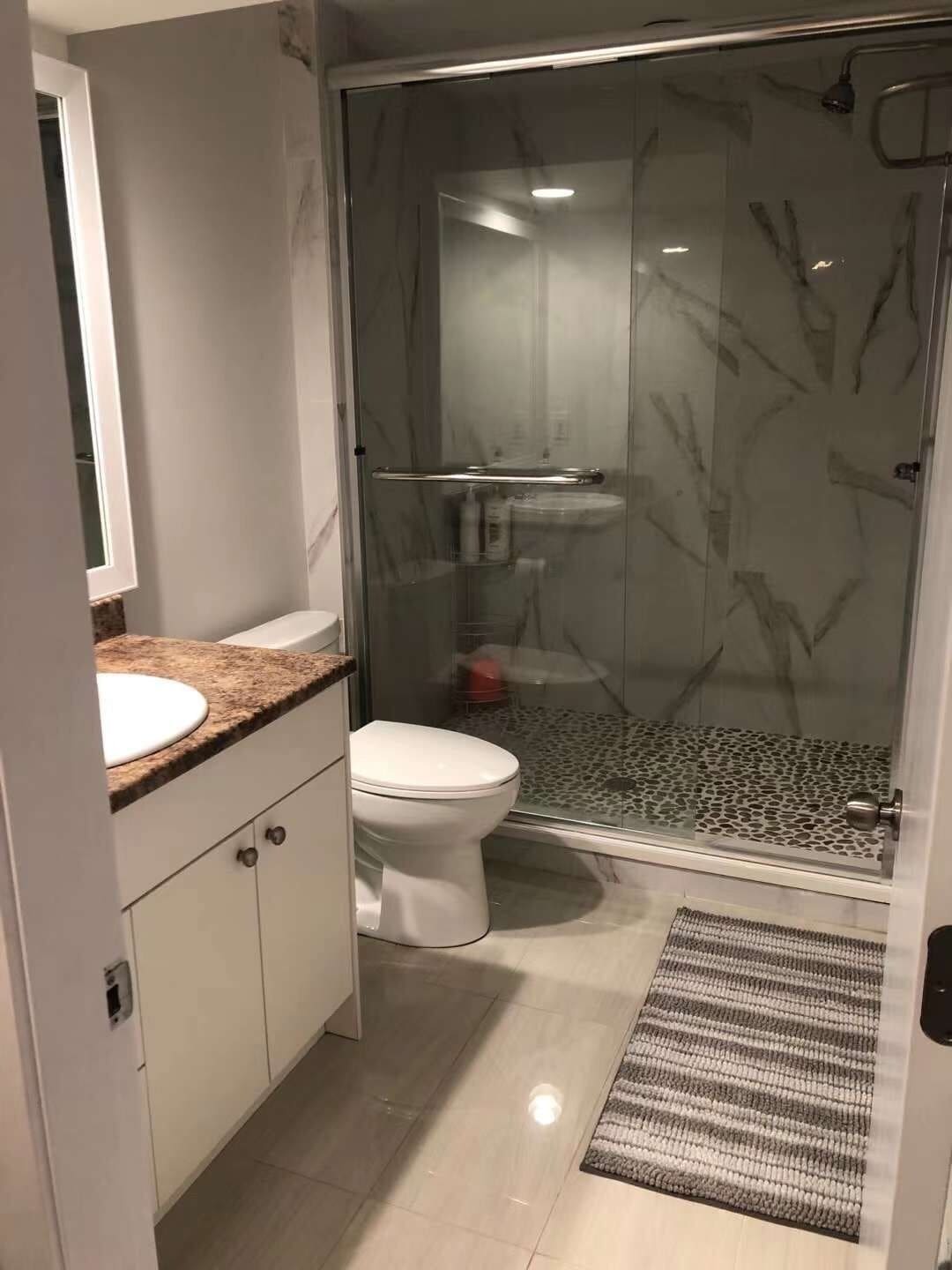 Bruser, hårtørrer, håndklæder, Sæbe