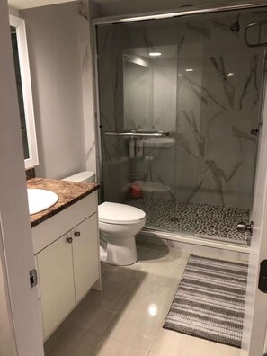 Suihku, hiustenkuivaaja, pyyhkeet, saippua