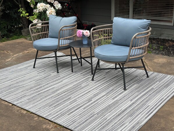 Terrace/patio - Ambleside central location spacious one bedroom suite. (West Vancouver)