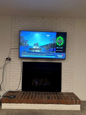 Interior - Ambleside central location spacious one bedroom suite. (West Vancouver)